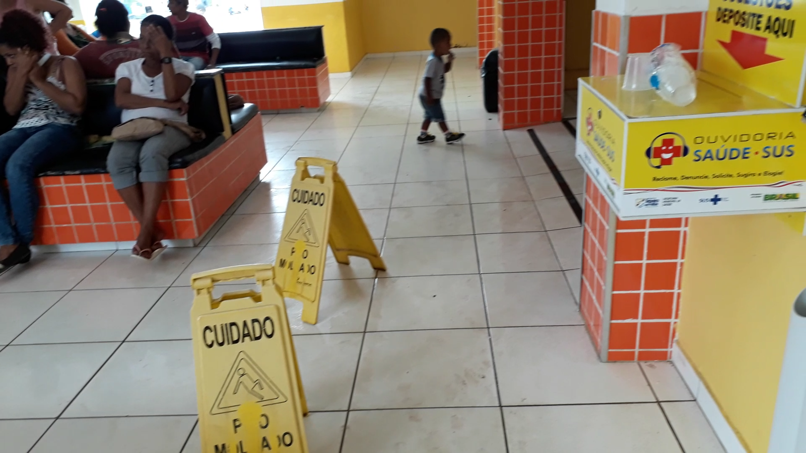 Vídeo: Pacientes denunciam alagamento na recepção da UMMI em Teixeira de Freitas