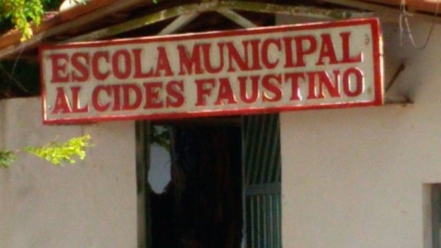 Vídeo: Estudantes denunciam alagamento e descaso em escola em Porto Seguro