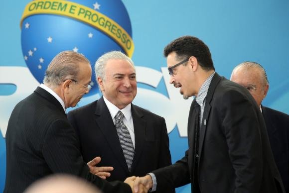 13 milhões: Temer promete ajuda federal a escolas de samba do Rio de Janeiro