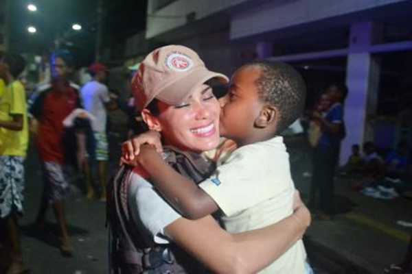 PM entrega donativos para moradores de rua