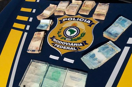 Vendedor de carros é flagrado pela PRF com veículo roubado