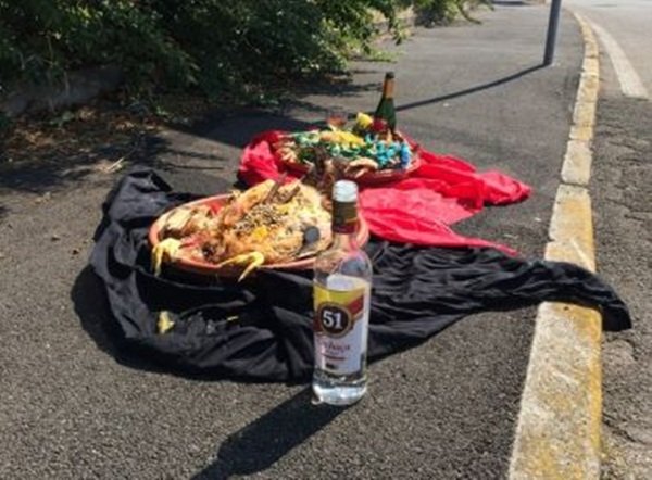 Oferendas com cachaça brasileira em rua viram caso de polícia