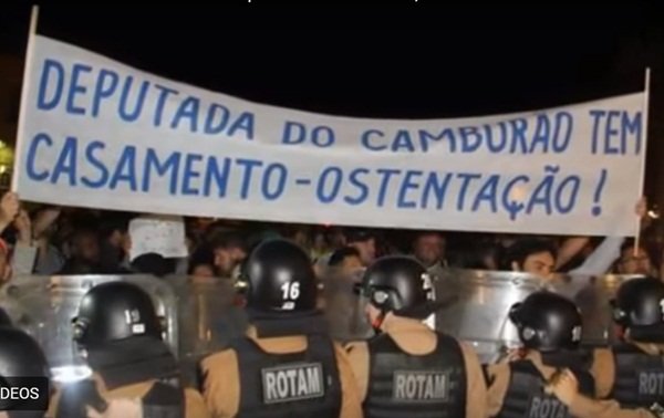 Casamento da filha do ministro da Saúde é marcado por protesto e ovada