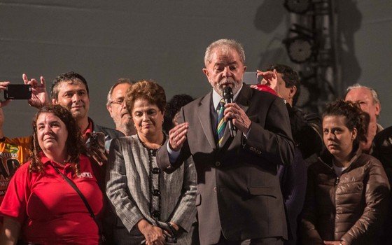 Decisão de juiz resulta em paralisação de investigação contra Lula e Dilma