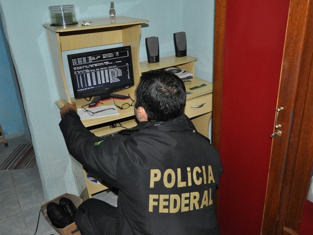 Polícia Federal prende homem que mantinha material pornográfico em casa