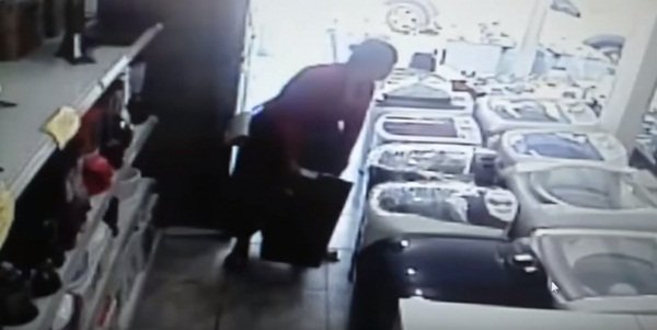 Vídeo: Inacreditável! Mulher com saia longa furta TV em loja colocando objeto entre as pernas
