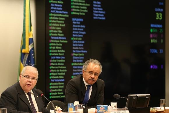 Comissão especial da Câmara aprova texto-base da reforma política