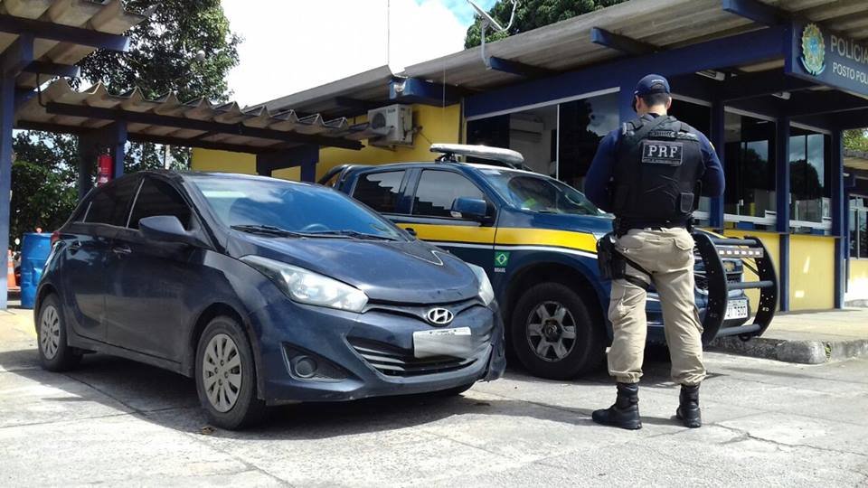 PRF recupera veículo roubado e prende receptador reincidente em Eunápolis