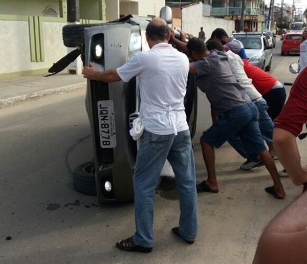Teixeira de Freitas: Motorista perde controle de veículo e capota