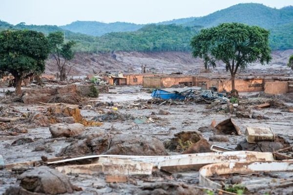 Juiz suspende ação criminal contra responsáveis por acidente em Mariana
