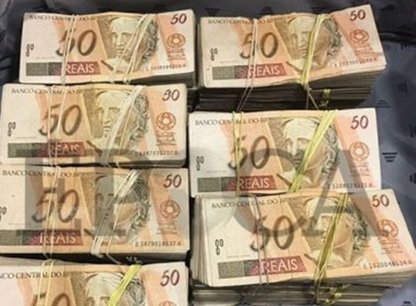 Revista publica fotos das malas com dinheiro pago a emissários de Temer, Aécio e Funaro
