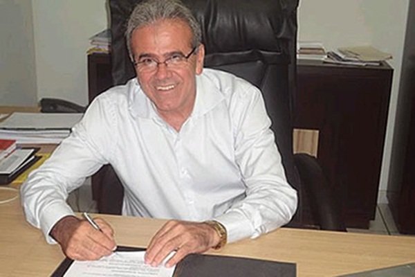 TCM multa ex-prefeito de Teixeira de Freitas por irregularidades em licitação