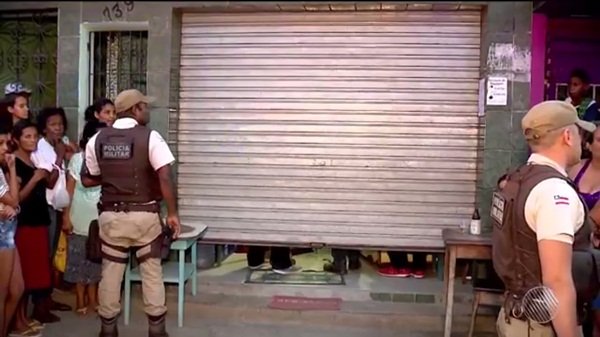 Adolescente de 13 anos é perseguida por dupla em moto e morta a tiros em mercearia