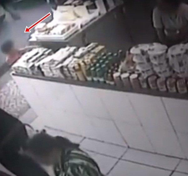 Veja o Vídeo: Criança furta celular em comércio após ser induzido por adulta