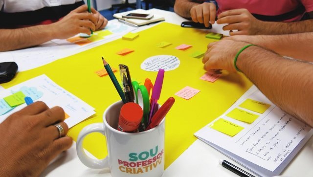 Concurso busca professores com ideias criativas para melhorar aprendizagem dos estudantes no país