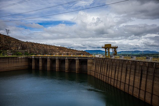 Baixo nível de água nas hidrelétricas vai deixar a conta de luz mais cara
