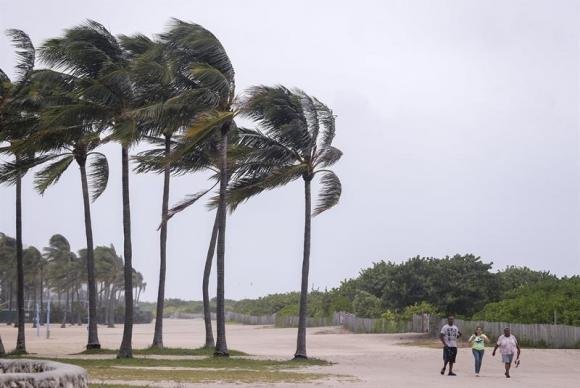 Irma perde força e se torna tempestade tropical perto da costa da Flórida