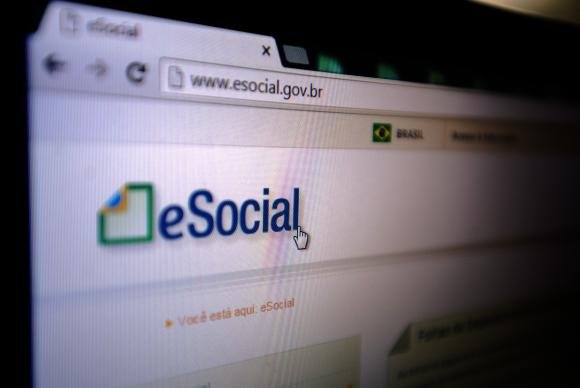 Empregadores domésticos têm até hoje para pagar guia de agosto do eSocial