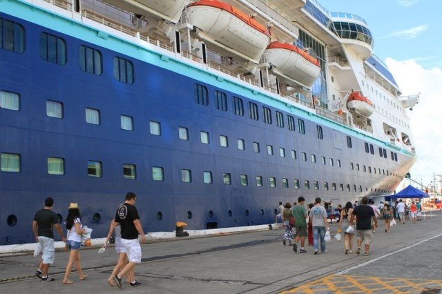 Temporada de cruzeiros traz 220 mil turistas à Bahia