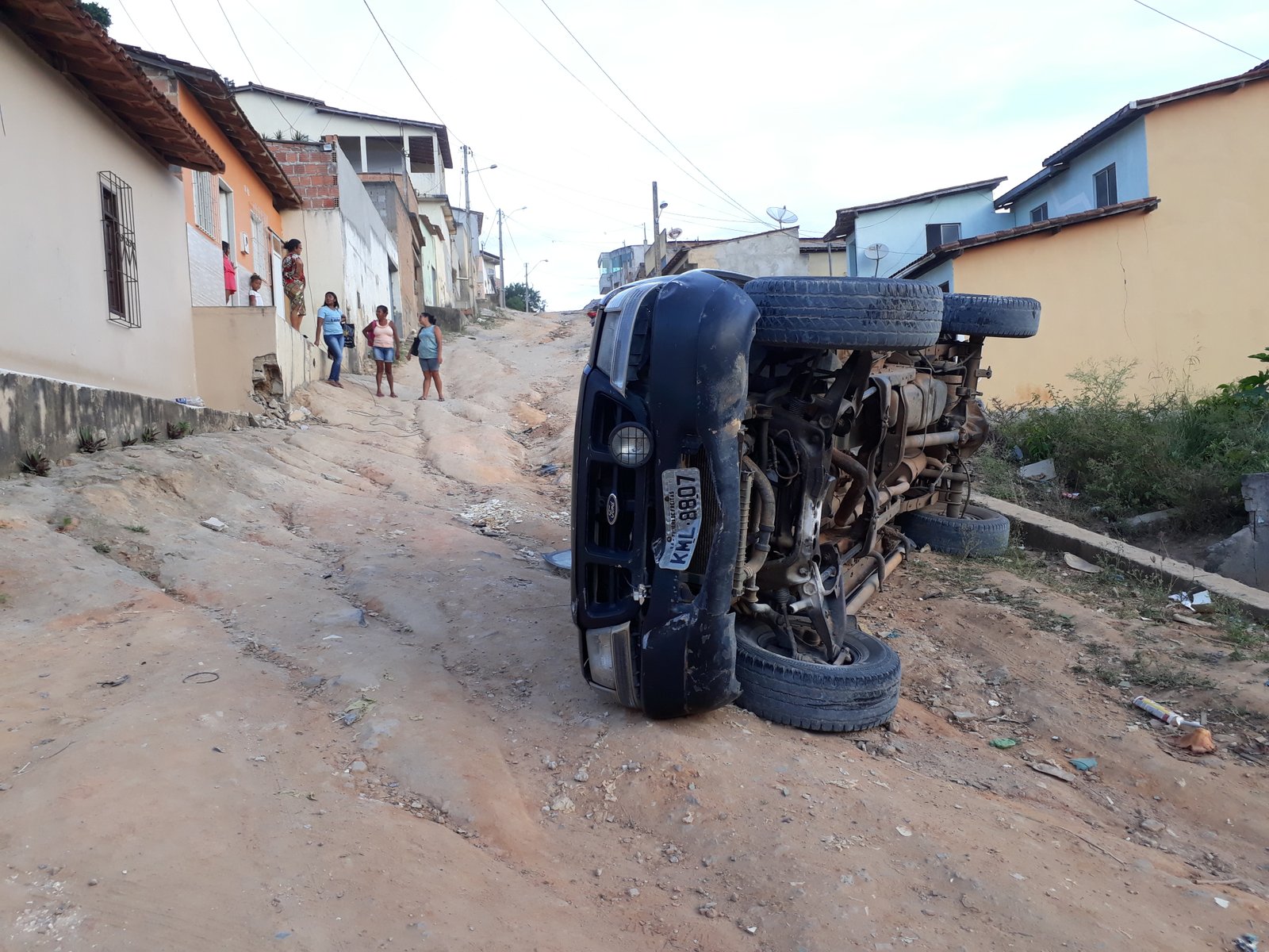 Teixeira de Freitas: Carro perde freio e capota em ladeira. Pai e filha de 09 anos estavam no veículo