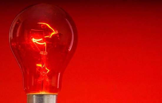 Brasileiros pagaram R$ 20 bilhões a mais nas contas de luz com bandeira vermelha