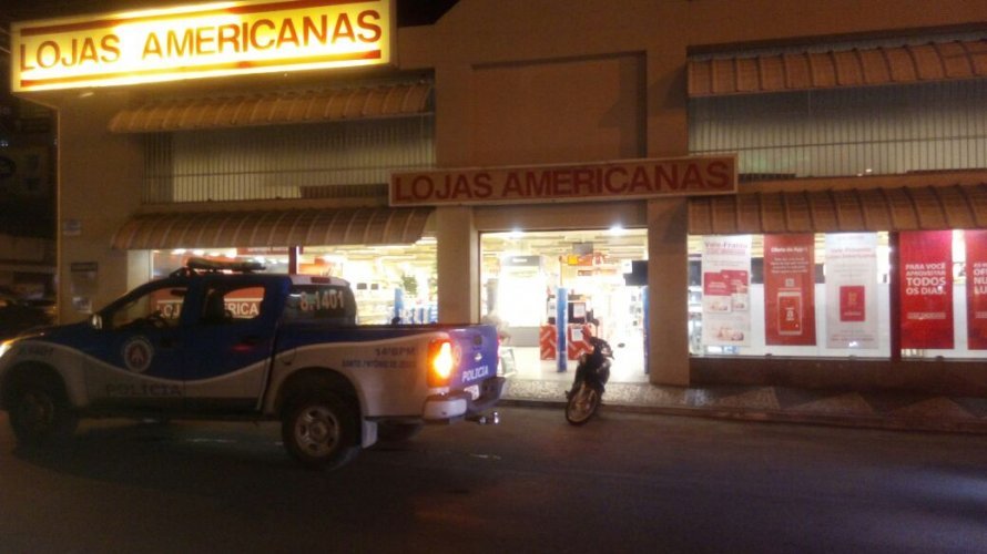 Homens invadem e roubam celulares das Lojas Americanas