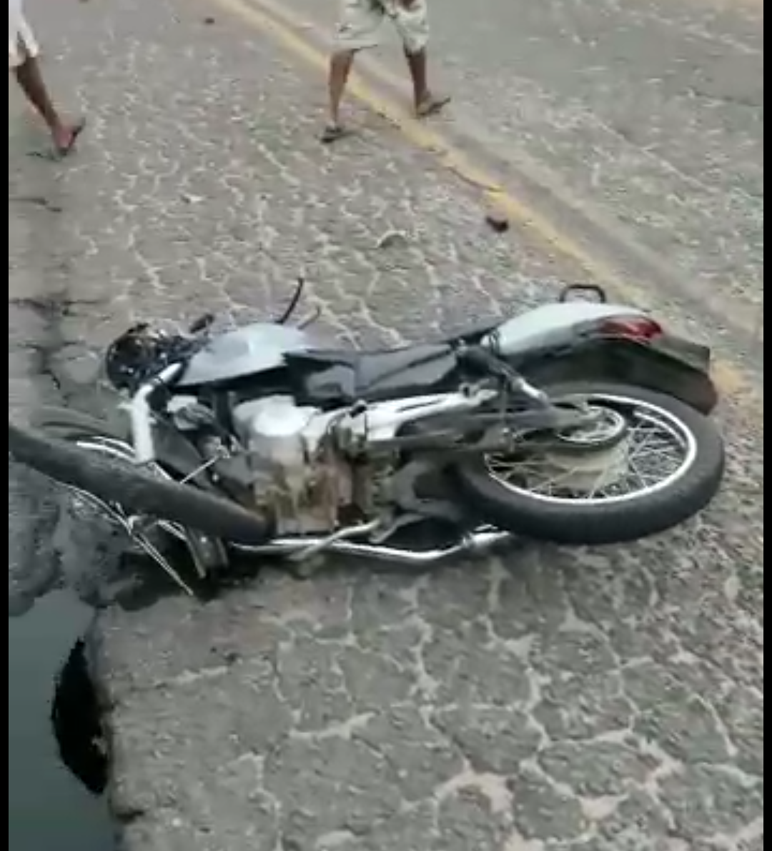 Vídeo: Um morto e dois feridos após colisão entre duas motos na BA 290 próximo ao Canta Galo