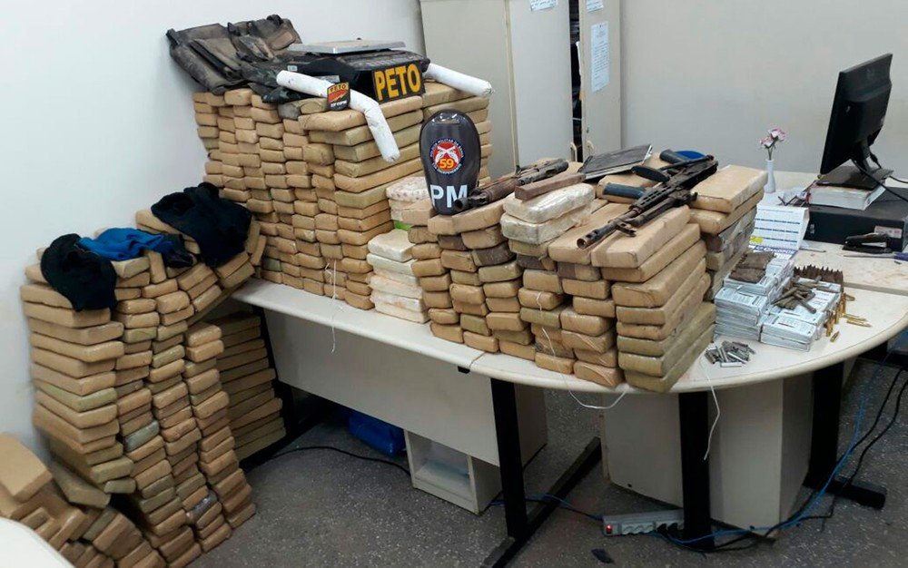 Polícia apreende meia tonelada de maconha, 2 fuzis, mais de mil munições e explosivos