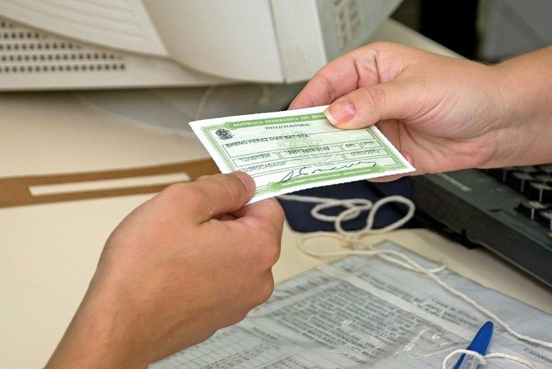 Brasileiros têm menos de 4 meses para tirar o título de eleitor para votar em 2018