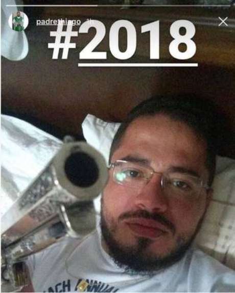 Padre gera polêmica por postar foto com arma no WhatsApp
