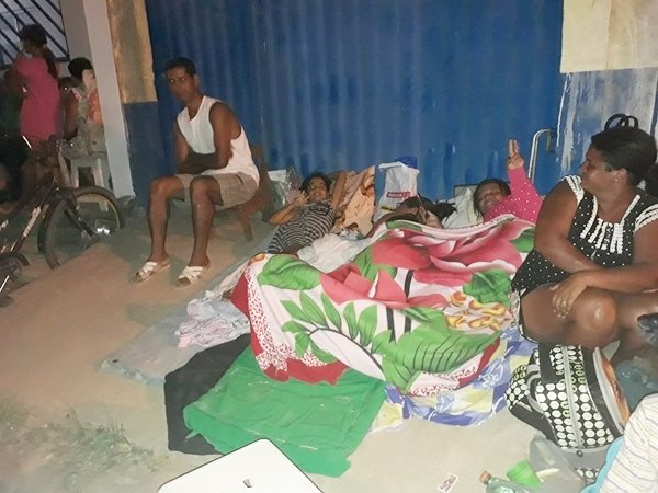 Caos na Educação: Moradores estão há mais de 72 horas na fila para tentar vaga em creches em Teixeira de Freitas