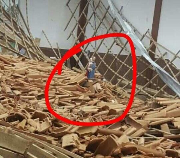 Medeiros Neto: Telhado de igreja desaba e imagem de Santo surge quase intacta em meios aos escombros