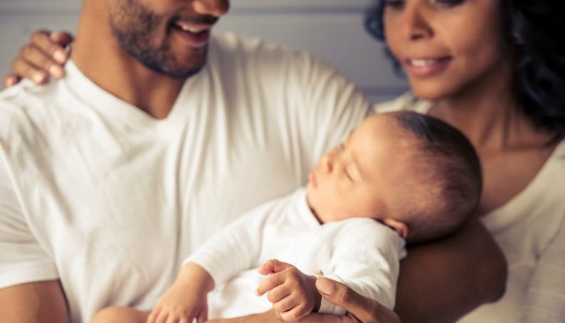 CAS vota aumento da licença-maternidade e permissão para que seja compartilhada com o pai