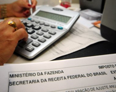 Quer antecipar a restituição do Imposto de Renda? Confira os cuidados e as taxas