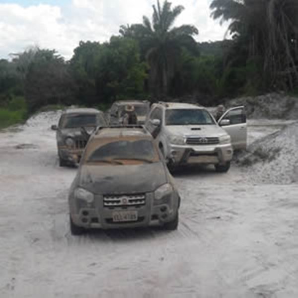 Eunápolis: Carros usados por assaltantes eram blindados e foram abandonados cobertos