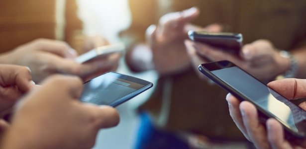 Quase metade dos brasileiros verifica seus celulares compulsivamente