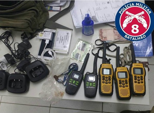 Porto Seguro: Suspeito de ser olheiro do tráfico é preso com rádio comunicadores em mangue