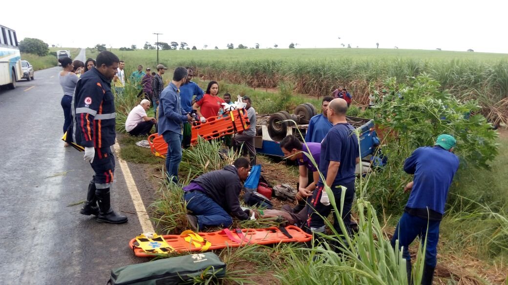 Ônibus com 46 pessoas tomba na BA-693 e 12 ficam feridas