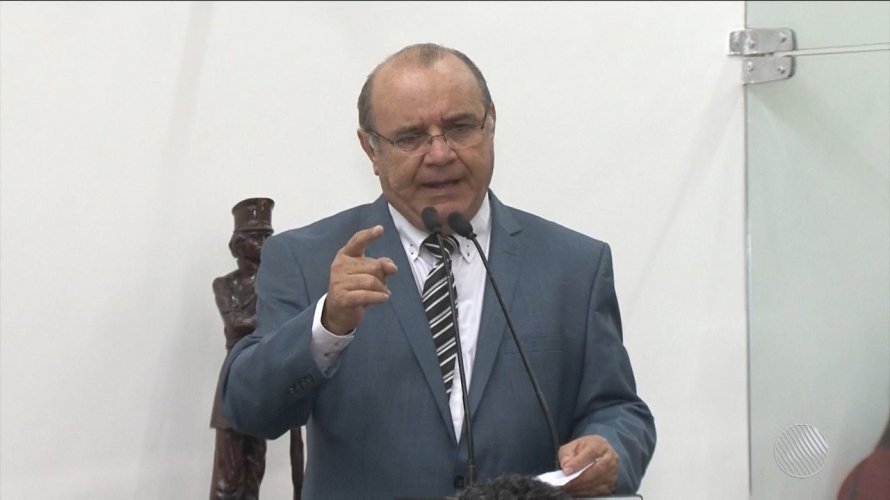 Feira de Santana: Presidente da Câmara de Vereadores “pega ar” com desistência de ACM Neto
