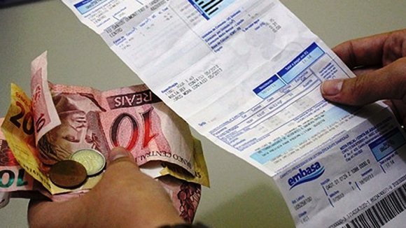 Após reajuste de 8,8% na conta, Embasa diminui quantidade de água que consumidor pode utilizar na tarifa mínima