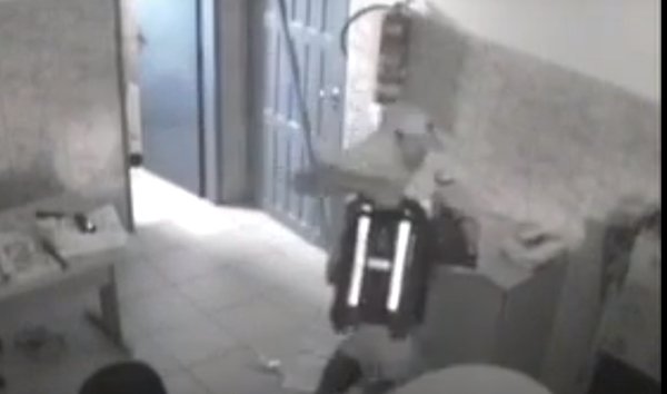 Teixeira de Freitas: Vídeo – Bandido encapuzado furta escola municipal no Monte Castelo