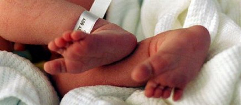 Pai joga bebê de 17 dias em muro de vizinho