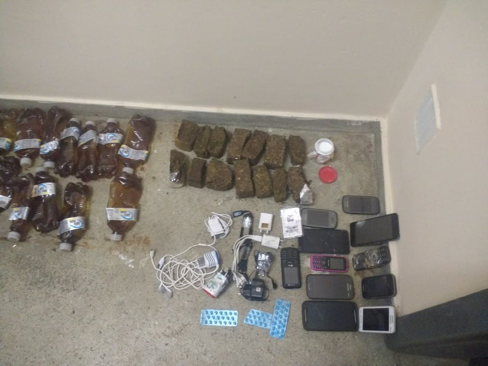 Dupla é flagrada ao tentar jogar 14 kg de maconha e 11 celulares em presídio na Bahia