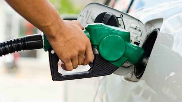 Após semana com preço estável, Petrobras volta a baixar gasolina
