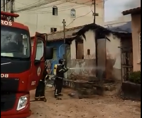Teixeira de Freitas: Mulher ateia fogo na própria casa. Família relata depressão