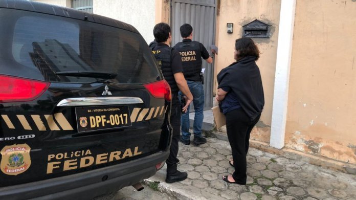Operação Ciranda de Pedra desarticula organização criminosa em Maiquinique. Em Teixeira de Freitas, 01 pessoa foi presa