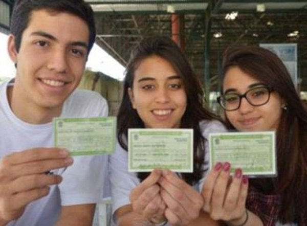 Proporção de adolescentes eleitores aumenta pela primeira vez desde 2006