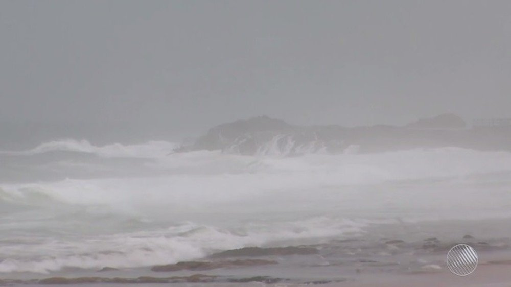 Caravelas: Marinha emite alerta para ondas de até 04 metros altura