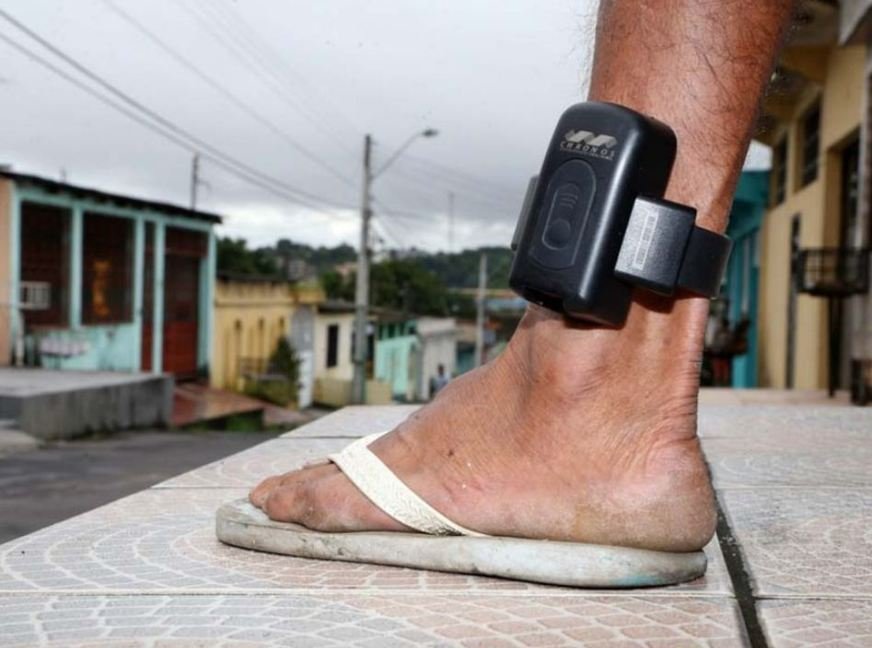 Tornozeleiras eletrônicas serão priorizadas para mulheres e agressores domésticos