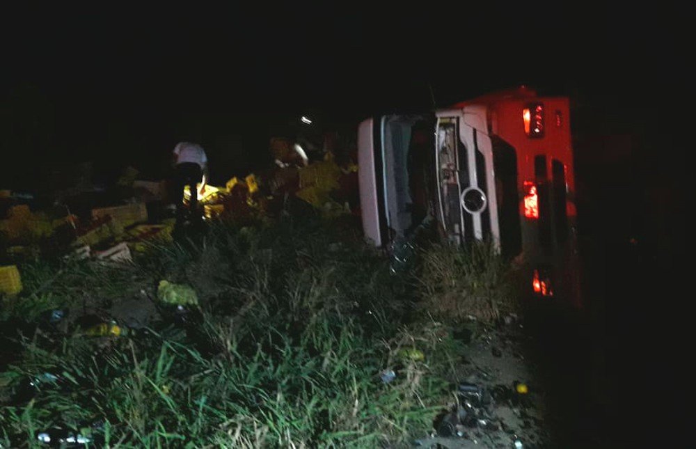 Itamaraju: Três homens ficam feridos após caminhão carregado de frutas tombar